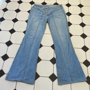 Lågmidjade buxor - Lågmidjade byxor med snörning, stretchigt material. Passar mig som är 162.