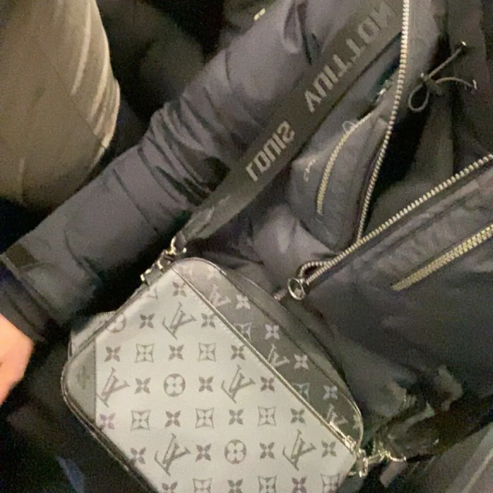 En fet lv trio bag, knappt använd. Ska prova ny stil därför jag ska sälja kläder och accessoarer.  Priset kan diskuteras. . Accessoarer.