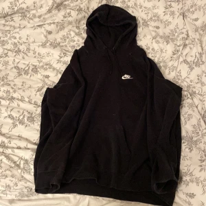 Nike hoodie  - Näst intill oanvänd svart Nike hoodie. Super bekväm och praktisk🤩