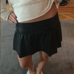 Läderkjol  - Helt ny läderkjol med lapparna kvar 😇 Sååå snygg! Passar XS/S ☺️