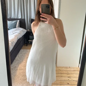 Söt studentklänning - Helt oanvänd klänning från bubbleroom med lappar kvar. Finns ett midjebälte till om man vill ha det. Tunna band som kan knytas i kors eller rakt i ryggen. 