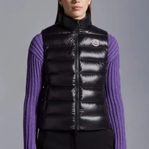 Moncler väst  - Nypris 8000. Inga slitningar.