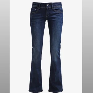 Lågmidjade jeans - Säljer nu dessa mörkblåa Lågmidjade damjeansen. Köpta på Zalando för 1465kr säljer för 700kr. Väldigt bra skick! Priset går att diskuteras! Hör gärna av dig vid intresse😍😍