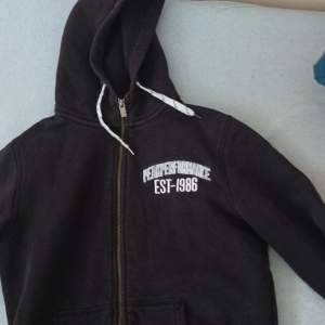 Peakperformance hoodie i färgen svart 