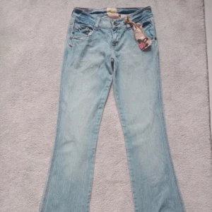 Utsvängda lågmidjade jeans - Ljusblåa jättefina! Midjemått 35 Totallängd 107