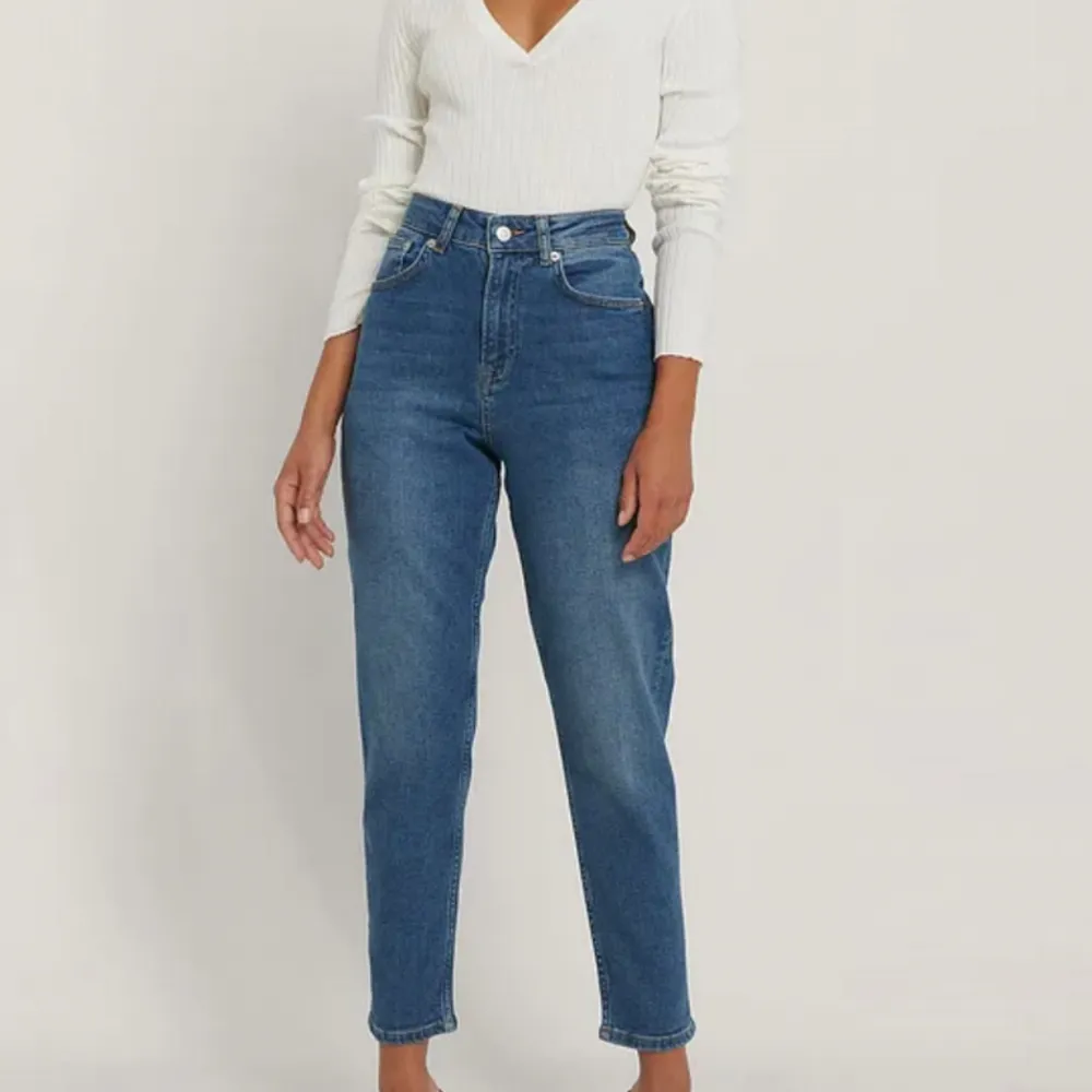 Snygga mom jeans från nakd. Storlek 36. Köpa för ett par år sedan men väldigt sparsamt använda.  OBS!! Ser ut som på första bilen FÖRUTOM att dessa jeans har en ”rå” kant nertill. Syns på bild nr 2. Bara att skriva ifall ni vill ha fler bilder 🌸. Jeans & Byxor.