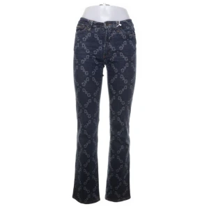 Dolce & Gabbana Jeans - Fri frakt!! Skit snygga lågmidjade jeans från Dolce & Gabbana i storlek 26. De är mer lågmidjade än vad de ser ut att vara på bilderna. Jag har bilder hur de ser ut på om man är intresserad.🌸