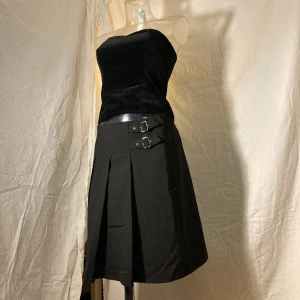 Kjol med spänne - Fin kjol med spänne, storlek M.