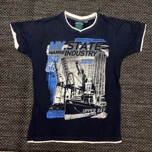 Marinblå T-shirt  - Jättefint skick!