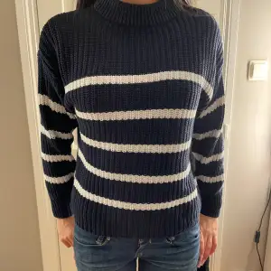 Stickad mörkblå tröja som använts fåtal gånger