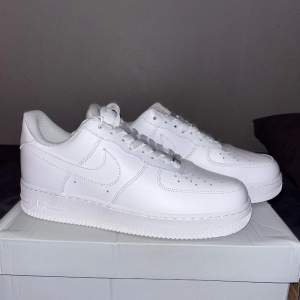 Hej, säljer mina helt nya air force 1’ 07 som endast är testade. De är riktigt snygga och väldigt enkla att matcha med. De är perfekta skor nu inför våren och sommaren! Priset kan diskuteras vid snabb affär! Mvh filip