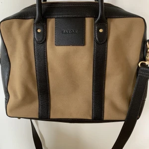 Baron datorväska - Baron datorväska i khaki kanvas. Den äldre modellen men knappt använd i väldigt bra skick!