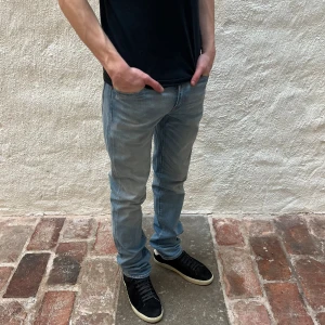 Levis 511 - Levi’s jeans 511 i färgen ljudblå. Storlek 30/34 och modellen på bilden är 182 cm. Fint skick, nypris 1099, köp för endast 299kr.  Fast pris gäller🤝