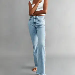 Säljer mina jeans från Gina i modellen full length flare jeans då de är för små💕slutsålda på hemsidan ny pris:499kr mitt pris 150kr