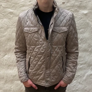 Field jacka  - Field jacka från zara i färgen beige. Storlek M, Modellen på bilden är 178cm. fint skick inga skavanker, Köp för endast 399kr.