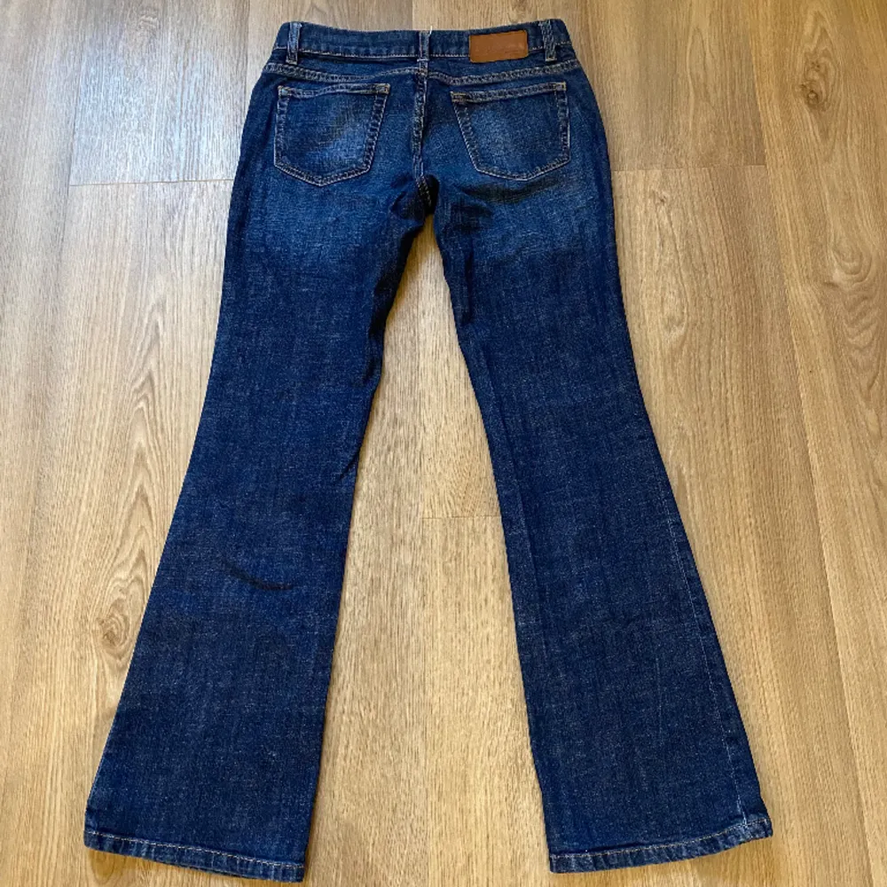 Lågmidjade& Bootcut jeans från GAP i mycket bra skick🩷Storlek: 26/30. De är små för mig. Jag är 1.64 cm lång och brukar ha 27,28. Du kan använda 