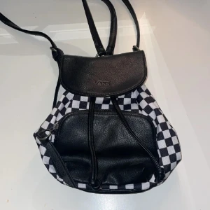 En väska - Säljer en Vans väska, köpt i USA. Knappt använd🩷