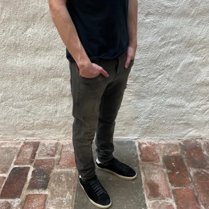 Replay anbass - Replay anbass jeans i färgen grå. Storlek 28/32 och modellen på bilden är 178 cm. Fint skick, nypris 1699, köp för endast 499kr.  Fast pris gäller🤝 