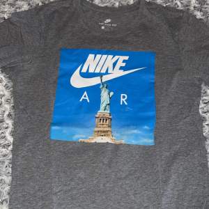 Nike air tshirt med tryck storlek M  Använt ett par gånger men är fortfarande i bra skick 