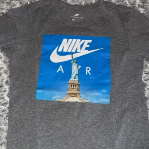 Nike air T-shirt med tryck  - Nike air tshirt med tryck storlek M  Använt ett par gånger men är fortfarande i bra skick 
