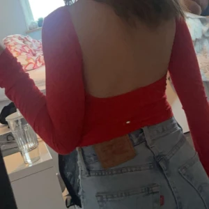 Långärmad tröja med öppen rygg - Långärmad tröja med öppen rygg från shein i strl xs. Användts 1 gång, ny skick. 