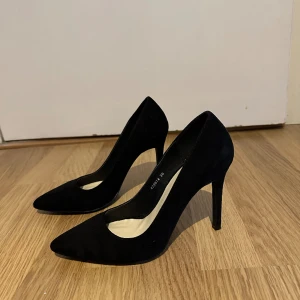 Klackskor - Klackskor från Nelly, Storlek 36. Oanvända pga för små för mig. (Endast provade hemma) 