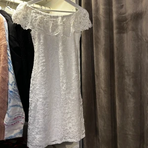 Vit spets klänning  - Vit klänning i spets