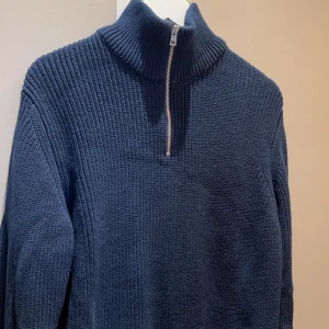 Zara halv zip i mörk blå  - Zara halv zip i mörk blå storlek M  Jätte bra skick 