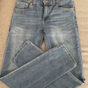 jeans Levis - Mått=12a = 152 cm Skick=extremt bra skick  Pris=200 kan diskuteras 