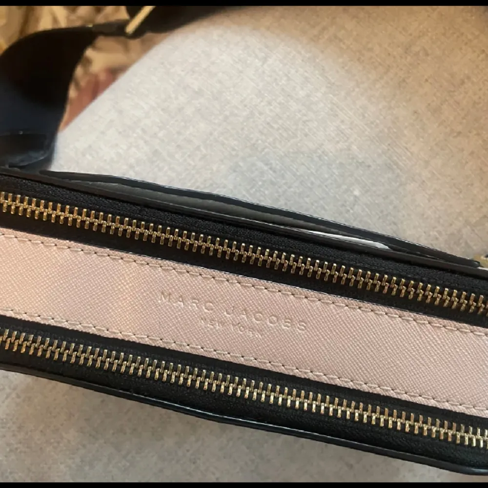 Säljer min superfina (såklart äkta) marc jacobs väska. Köpt 2020 från nelly.com men kommer tyvärr inte till användning och är använt väldigt få gånger så är i fint skick. Nypris cirka 4000 kronor. . Laukut & Käsilaukut.