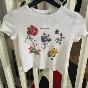 Blommig babytee - Croppad t-shirt från bershka i storlek S