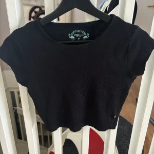 Svart babytee - Svart croppad t-shirt från new yorker i storlek M