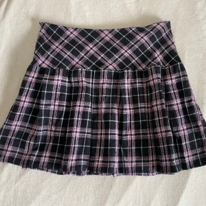 Kjol - Söt kjol använd några enstaka gånger. Älskar den men kommer aldrig till användning för mig. Skönt material och dragkedja på sidan för att komma in i den. Storlek M