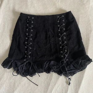 Kjol - Supersöt kjol med snördetalj. Älskar den men aldrig kunnat använda då jag fick hem en storlek förliten. Storlek M 