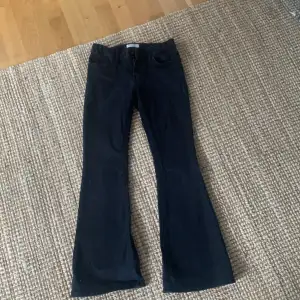 Säljer mina svarta Freja Lindex jeans. Säljer dem för att de är försmå för mig.