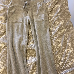 Grå juicy - Köptes för tre månader sedan strolek xs köptrs för 1000 säljer för 600