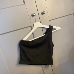 Svart topp - Nypris: 199kr