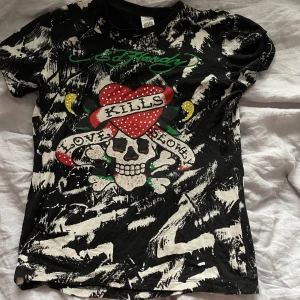 Ed Hardy T-shirt - Snygg ed hardy tröja i jättefint skick men den saknar några diamanter💞 det står storlek xs på lappen men den passar xs-m beroende på hur man vill att den sitter