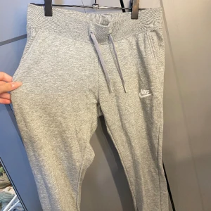 Gråa Nike byxor  - köpta för några år sedan men aldrig använt eftersom storleken inte passat mig, men otroligt fina, Storlek: xs Nypris: 699kr