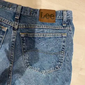 Säljer mina Lee jeans då de inte passar mig längre. De är så sköna och snygga! Jag hittade ingen storlek men 38-40 skulle jag säga.  Skriv för flera bilder🩷