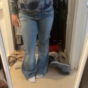 As snygga botcut jeans med nitar💗💗 midjemått ca 78cm jag är 154cm.