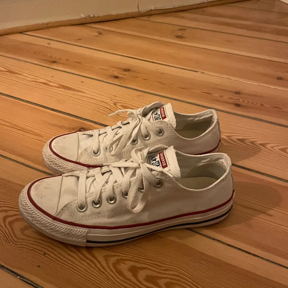 Låga vita Converse i strl 38. Använda ett fåtal gånger, inget slitage på, men lite små fläckar där fram på skon. Frakt tillkommer.. Skor.