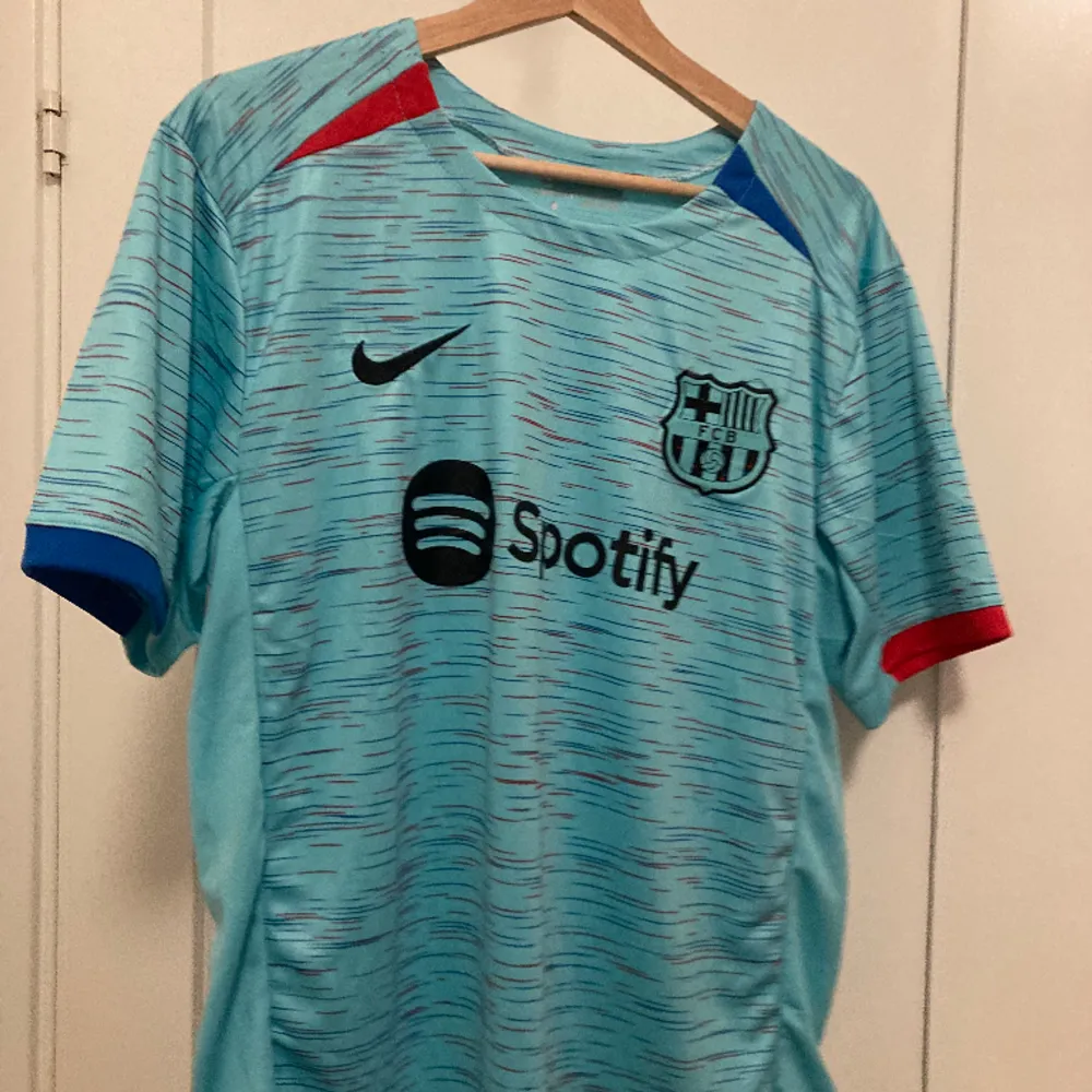 2023/2024 Barcelona tredje ställ som jag säljer. Nypris 190. T-shirts.
