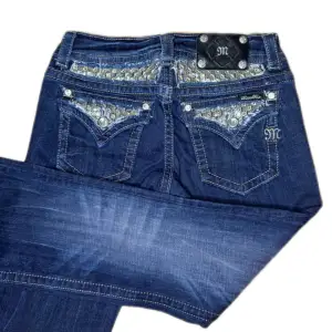 Miss Me jeans i modellen ”JP6239B/boot” midjemåttet rakt över är 38cm. Ytterbenet 105cm och innerbenet 87cm. Jeansen är som nya. Kontakta vid intresse!