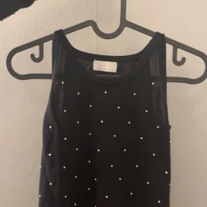 En svart jättefint linne - En svart jätte fint linne med pärlor på säljer då det aldrig kommer till användning, perfekt till sommaren