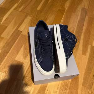 Helt oanvända Converse one star i storlek 42,5 kan passa 43. Tveka it på att skriva om du undrar något mer