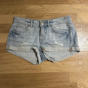 Korta jeansshorts  - Kort jeansshorts från H&M storlek 34! 