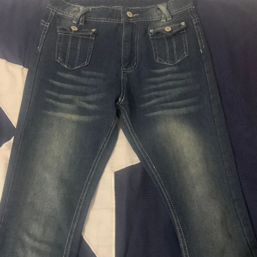 Y2K vintage low waisted flare jeans! Jag är 164 och den passar mig perfekt! Den är använd i så fåtaliga gånger.. men kommer inte till användning längre 😓Skulle säga den är s-m men mer s😽 dm mig om ni undrar något eller vill ha fler bilder 🤗🫶🏽. Jeans & Byxor.