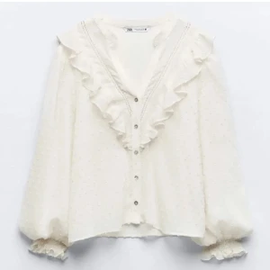 Blus ifrån Zara  - Söt genomskinlig blus ifrån zara som inte används längre. Ett hål på höger sida upptill men inget märkvärdigt när man har på sig den.