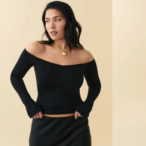 Svart topp från Gina  - Säljer denna svarta off shoulder från Gina tricot. Endast använd 1 gång 